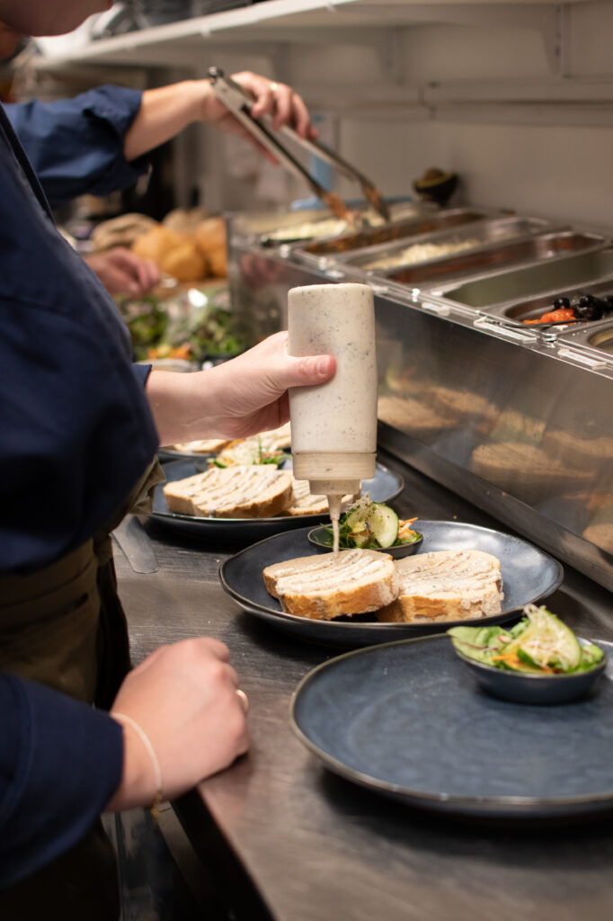 brood op bord dat opgemaakt wordt