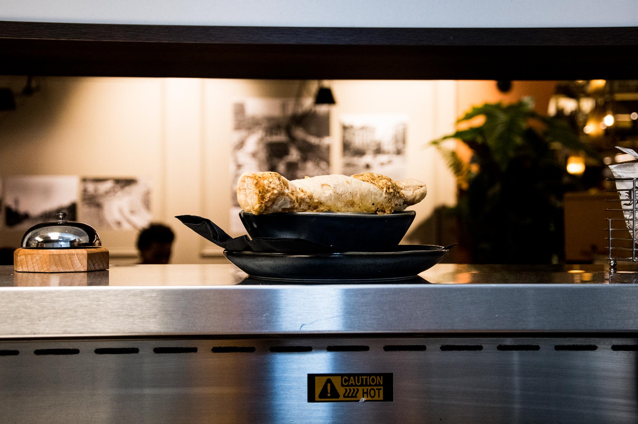 opgemaakt bord klaar om geserveerd te worden opgemaakt bord klaar om geserveerd te worden