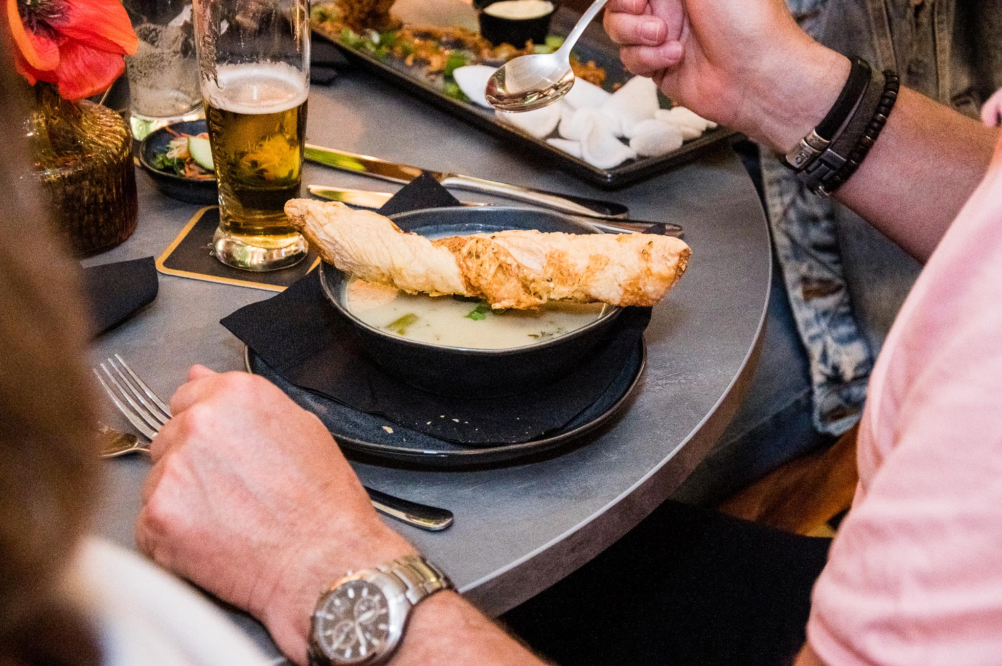 opgemaakt bord geserveerd bij de klant opgemaakt bord geserveerd bij de klant