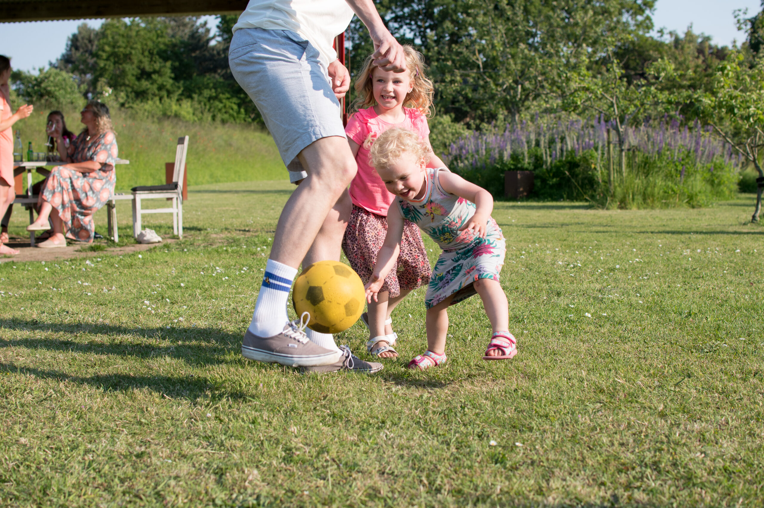 actie tussen twee kinderen spelend met een bal actie tussen twee kinderen spelend met een bal