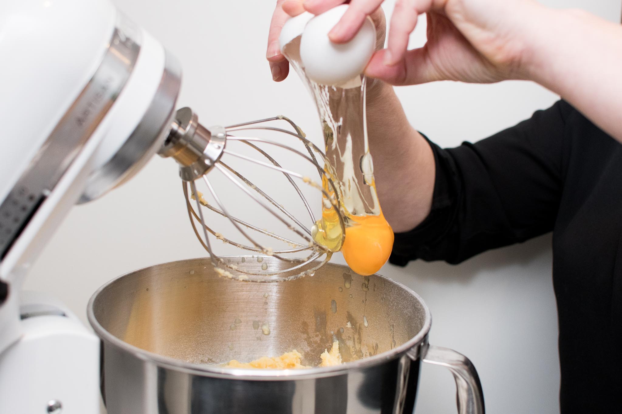 Ei die gesplitst wordt boven een schaal Ei die gesplitst wordt boven een schaal