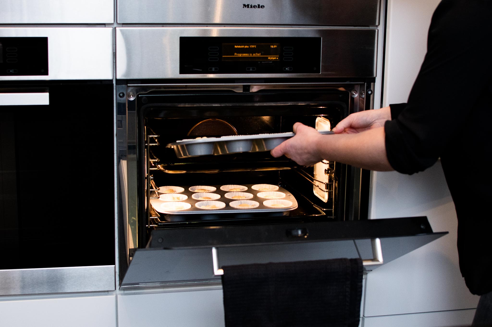 Cupcakes vers gebakken uit de oven Cupcakes vers gebakken uit de oven