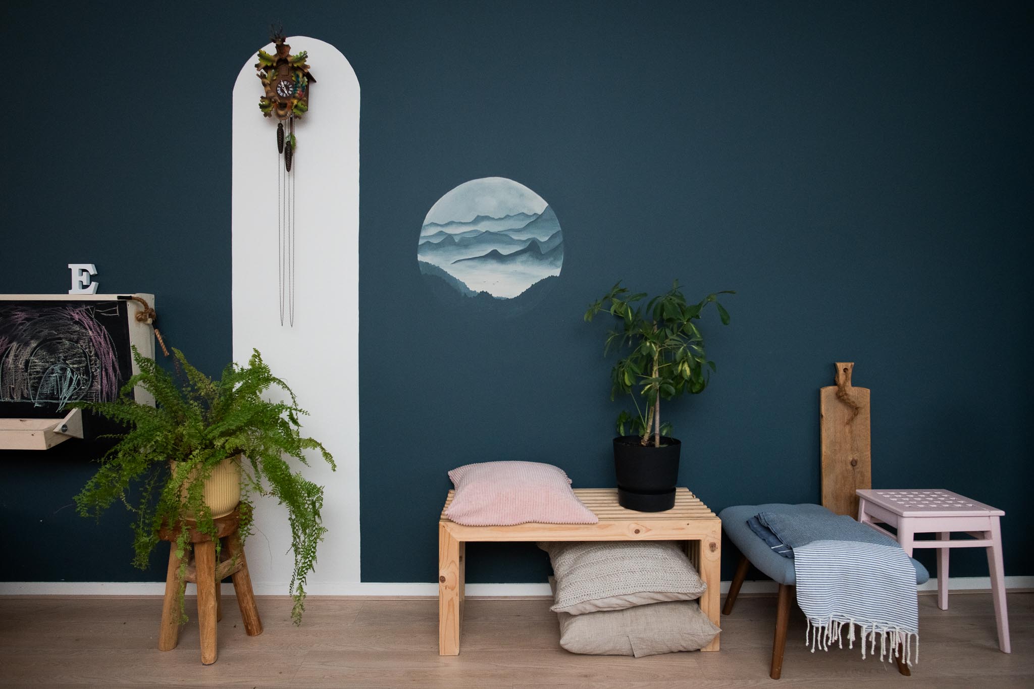 Productfotografie van een bankje met een muurschildering Productfotografie van een bankje met een muurschildering