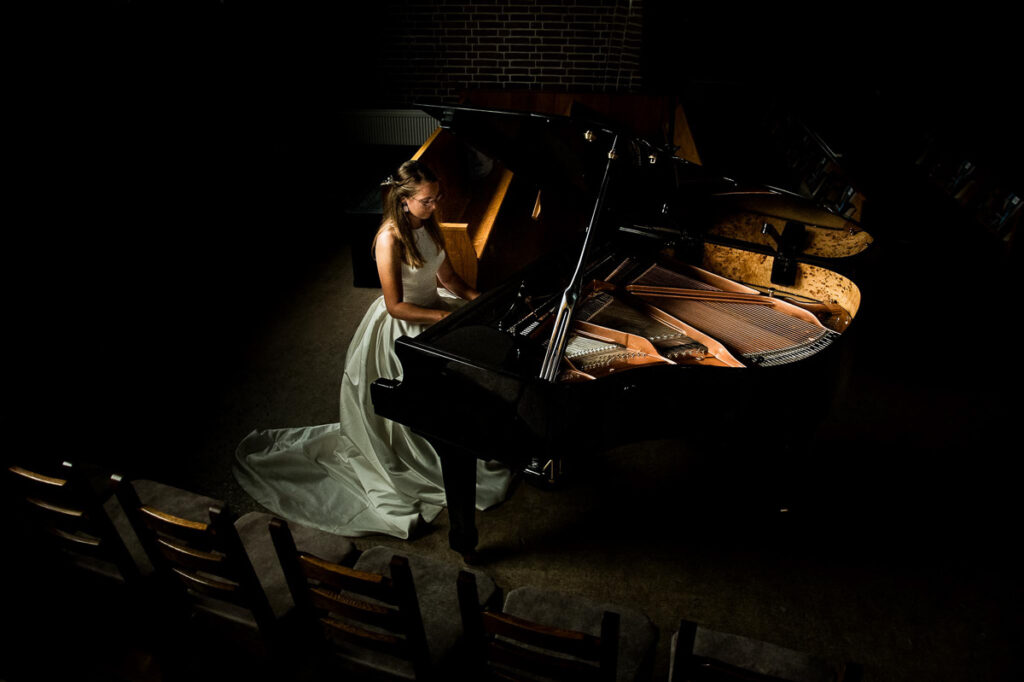 Bruid spelend aan een vleugel