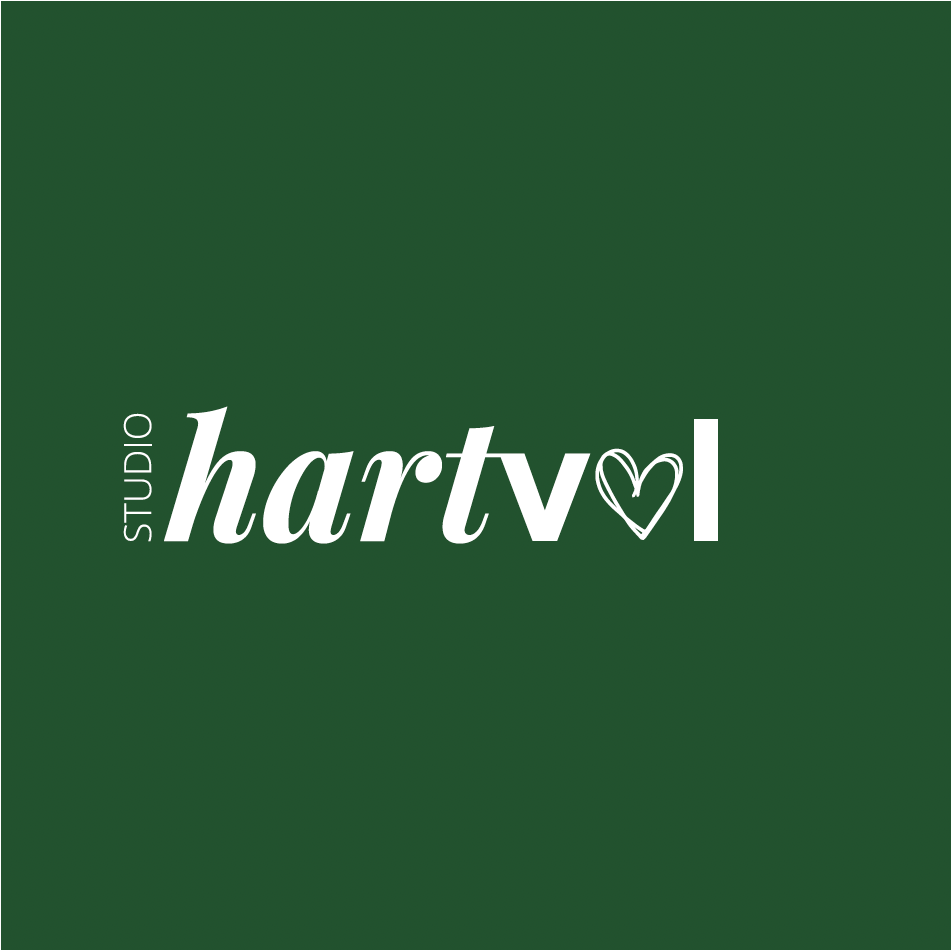 Logo studioHartVol wit op groene achtergrond Logo studioHartVol wit op groene achtergrond