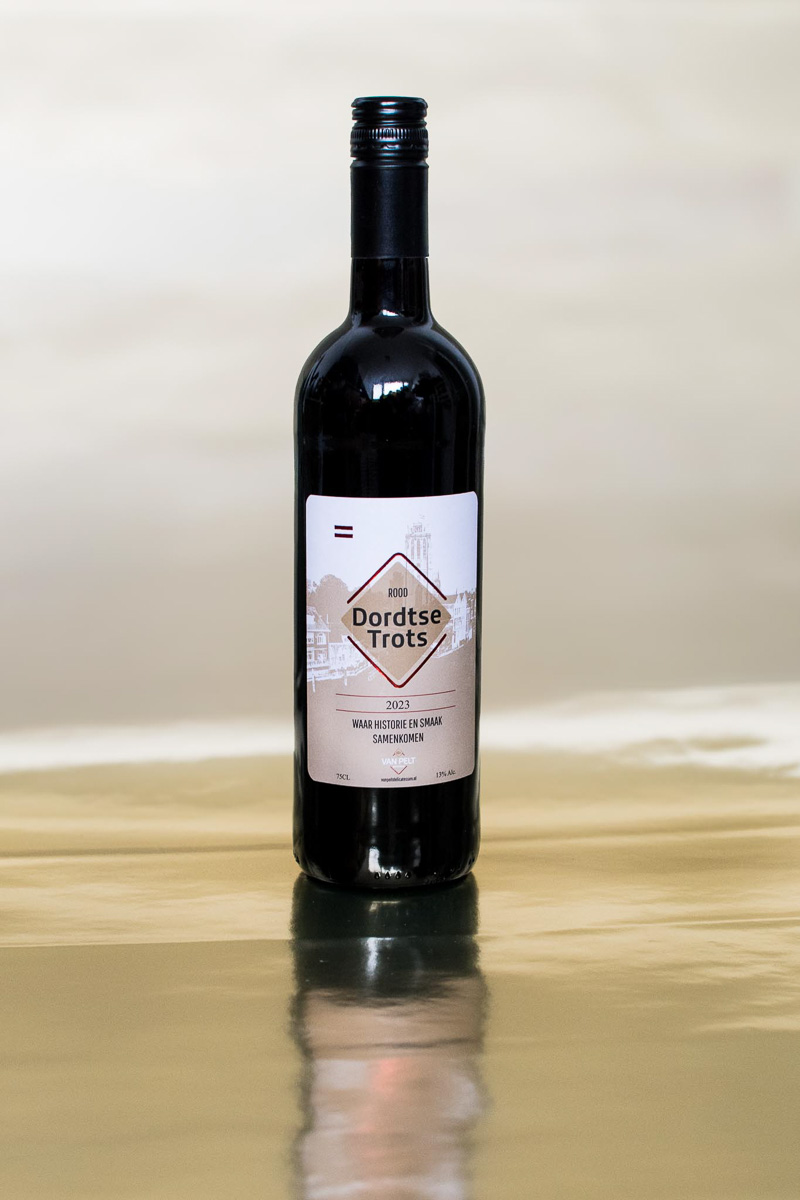 Etiket Dordtse trots op een fles rode wijn