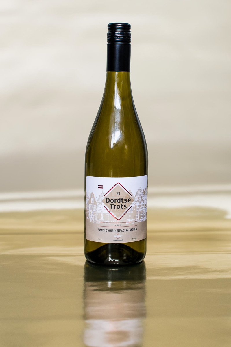 Etiket Dordtse trots op een fles witte wijn