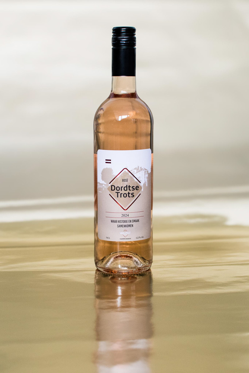 Etiket Dordtse trots op een fles rosé