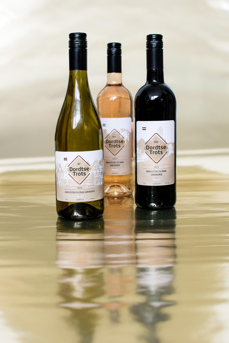 Etiket Dordtse trots op flessen wijn