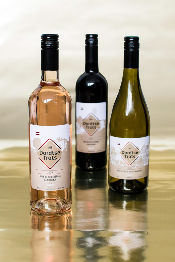 Etiket Dordtse trots op flessen wijn