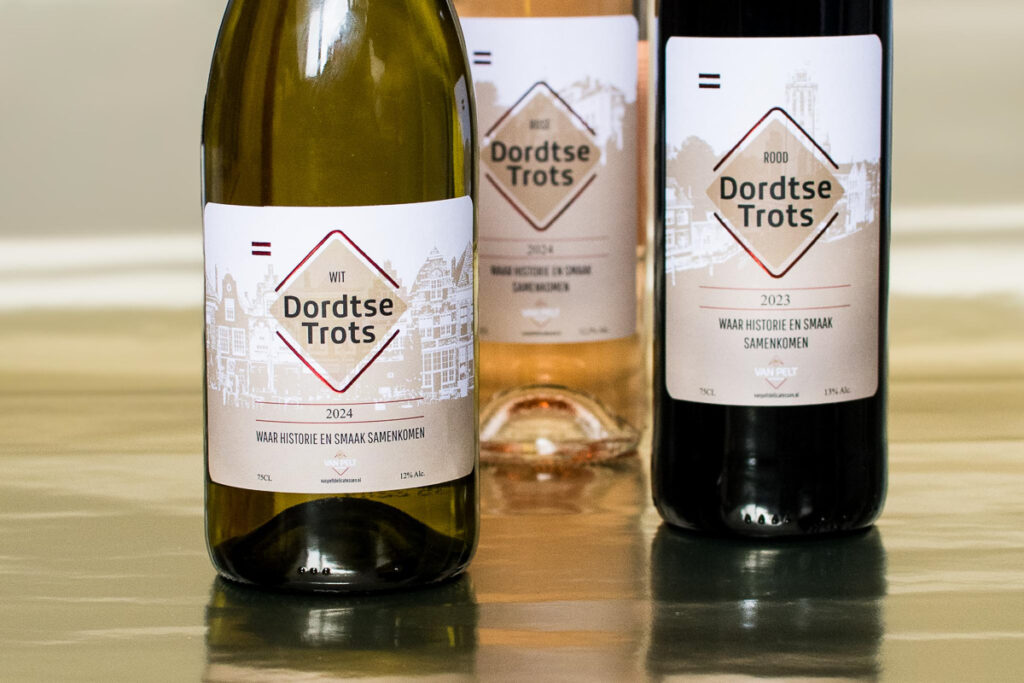 Etiket Dordtse trots op flessen wijn