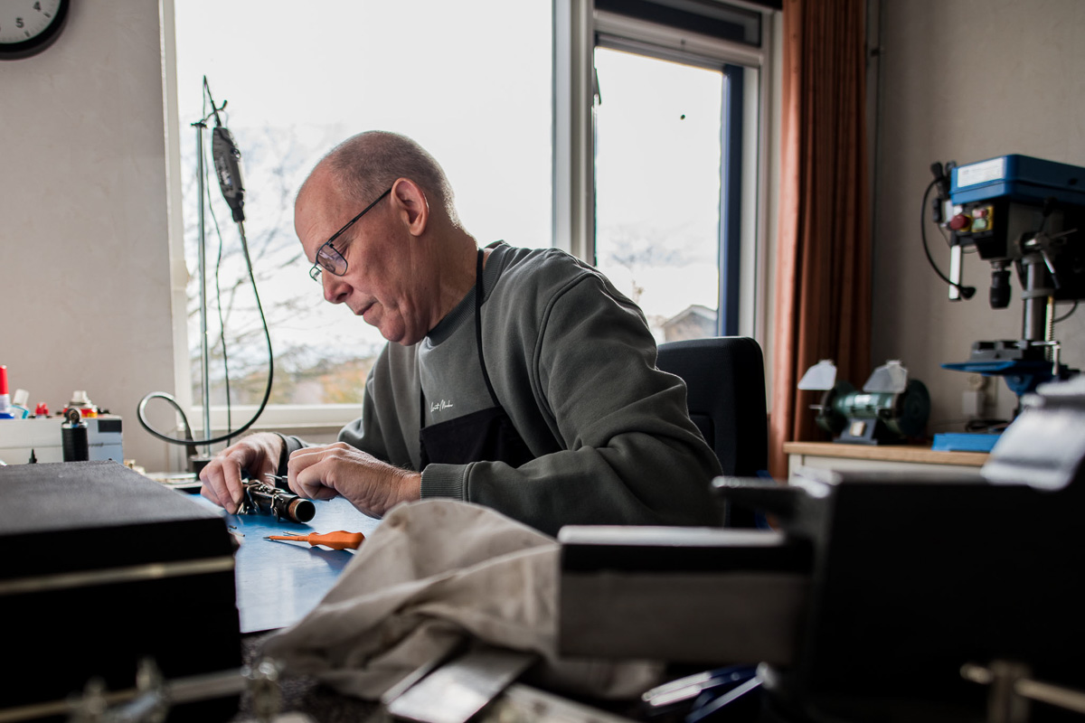 instrument wordt uit elkaar geschroefd instrument wordt uit elkaar geschroefd