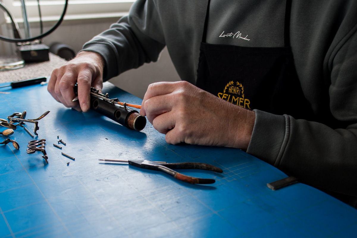 instrument wordt uit elkaar geschroefd