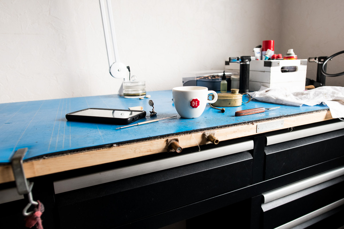 koffie kopje op de werkbank koffie kopje op de werkbank