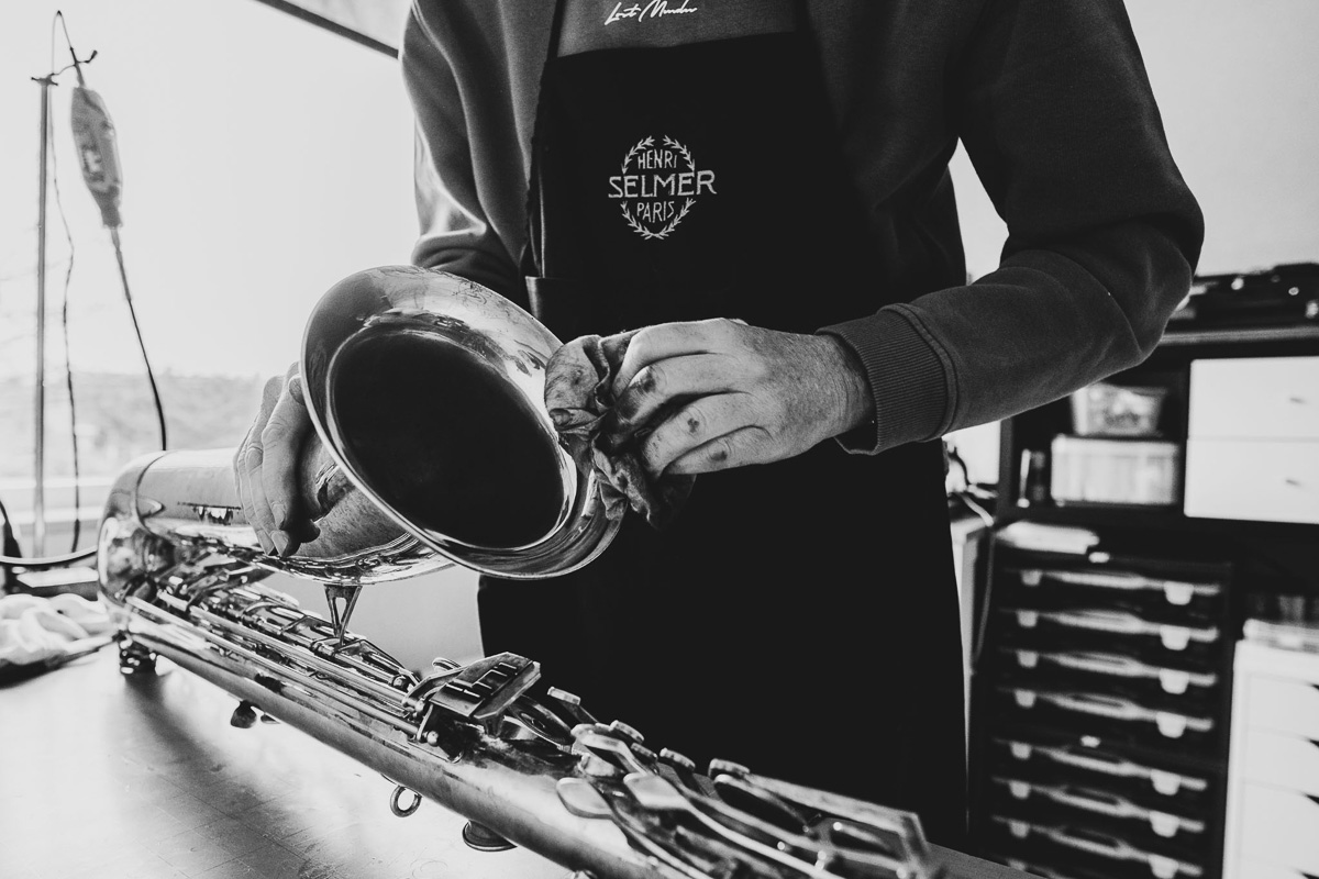 Schoonmaken van saxofoon Schoonmaken van saxofoon