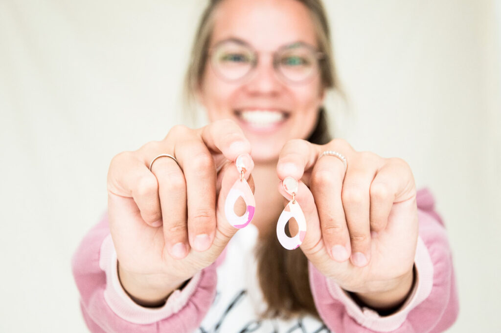 Oorbellen die voor de persoon getoond worden